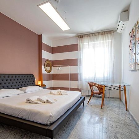 Elegante Camera Con Finiture Di Lusso Appena Ristrutturata Marina Di Carrara Esterno foto