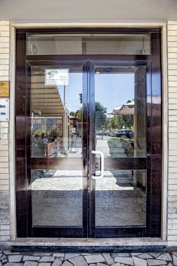 Elegante Camera Con Finiture Di Lusso Appena Ristrutturata Marina Di Carrara Esterno foto
